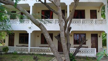 Hill Park Hotel - Tiwi Beach Екстер'єр фото