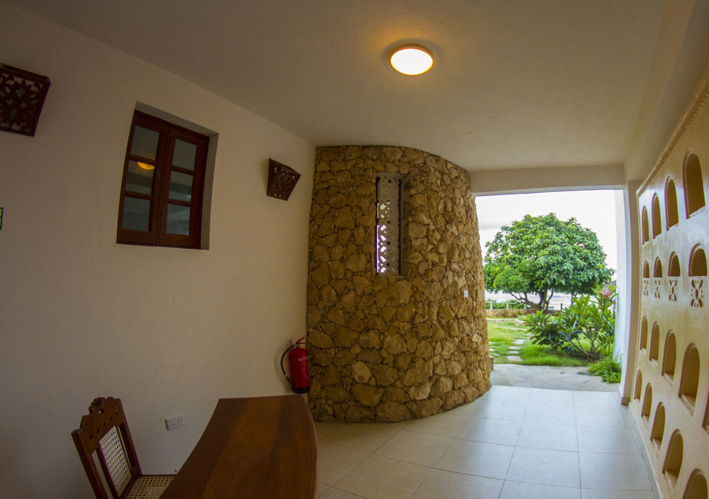 Hill Park Hotel - Tiwi Beach Екстер'єр фото