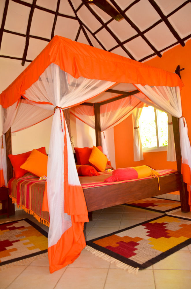 Hill Park Hotel - Tiwi Beach Екстер'єр фото