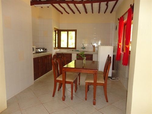 Hill Park Hotel - Tiwi Beach Екстер'єр фото