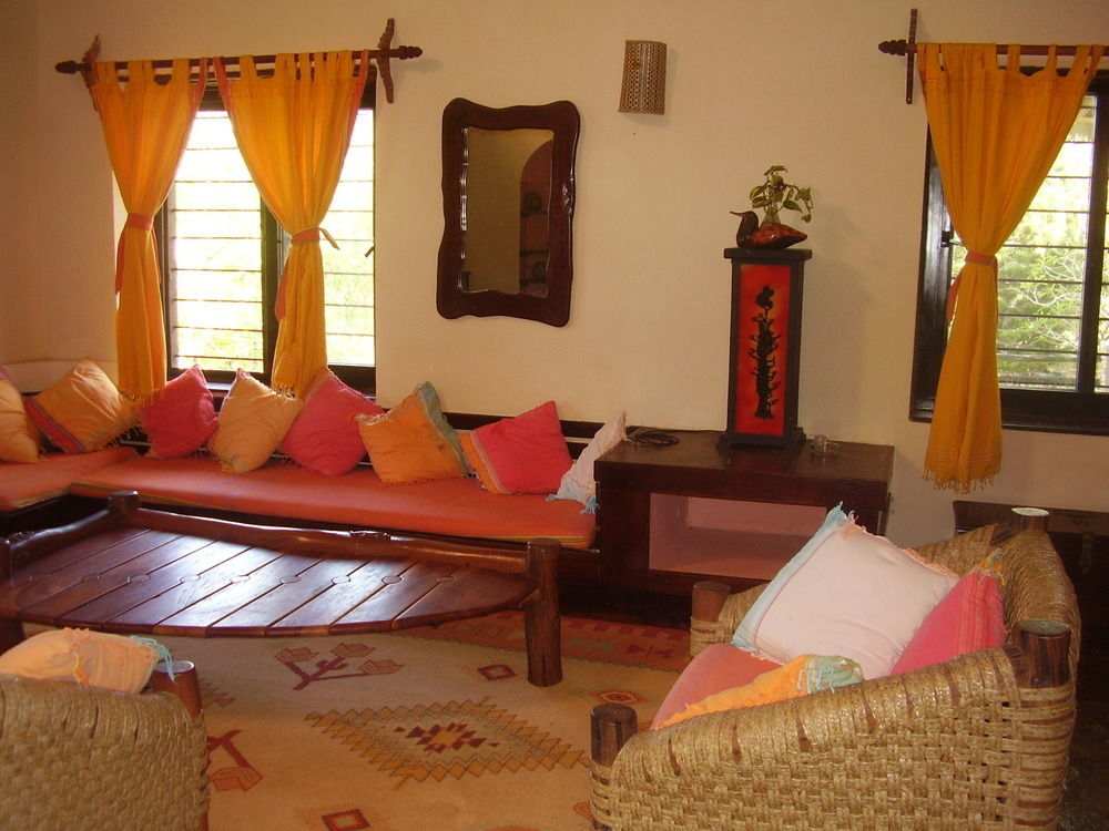 Hill Park Hotel - Tiwi Beach Екстер'єр фото