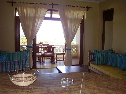 Hill Park Hotel - Tiwi Beach Екстер'єр фото